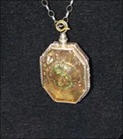 Quel est le premier horcruxe qui apparaît dans la saga ?