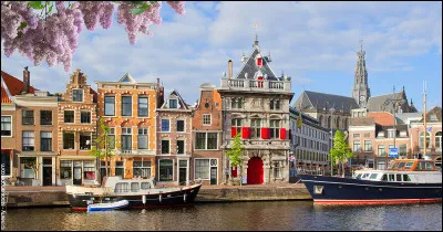 Ville n&eacute;erlandaise de 158 000 habitants, situ&eacute;e entre Amsterdam et la mer du Nord :