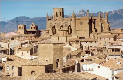 Ville espagnole de 50 000 habitants, situ&eacute;e en Aragon en bordure des Pyr&eacute;n&eacute;es :