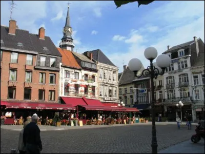 Dans quel pays se trouve Hasselt, ville de 77 000 habitants ?