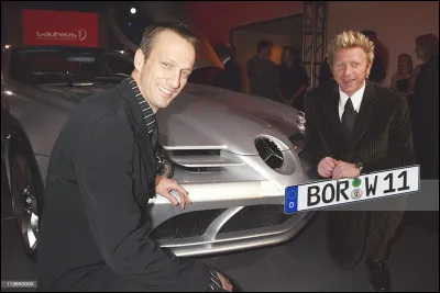 Tiens, voici Boris Becker en train de frimer avec sa Mercedes-McLaren SLR : qui y a-t-il a redire là-dessus ?