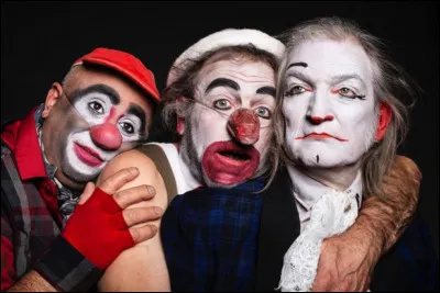 Jacques, sa femme et ses enfants se rendent dans la petite ville où Jacques a vécu durant l'occupation allemande. Il a l'intention de donner un spectacle de clown, trouvez le nom de ce film !