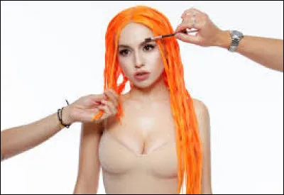 Quelle couleur de cheveux a-t-elle dans le clip vid&eacute;o de sa chanson "Naked" ?