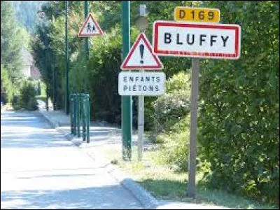 Nous sommes maintenant en Auvergne-Rhône-Alpes, à l'entrée de Bluffy. Commune de la communauté d'agglomération du Grand Annecy, elle se trouve dans le département ...