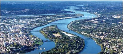 La Durance se jette dans le Rh&ocirc;ne &agrave; la hauteur de quelle ville ?