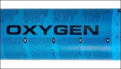 Quel processus est habituellement utilis&eacute; pour extraire l'hydrog&egrave;ne et l'oxyg&egrave;ne de l'eau ?