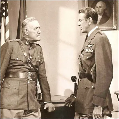 Inspiré de l'authentique combat du général Billy Mitchell pour que soit estimée, à sa juste valeur, l'importance de l'aviation moderne dans l'armée américaine. Quel est ce film réalisé par Otto Preminger en 1955 ?