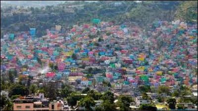 Où situez vous cette ville représentée par ses maisons multicolores ?