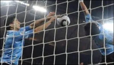 Un des cartons rouges de Luis Suárez est complètement fou. Il arrête avec ses mains le ballon qui entrait dans les cages, en coupe du monde. Contre quelle équipe était-ce ?