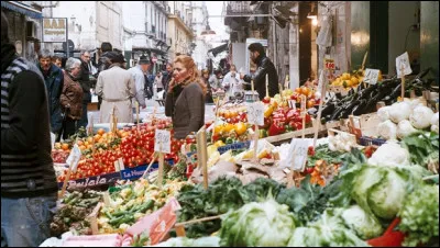 Où se déroule principalement l'action du livre d'Elena Ferrante "L'Amie prodigieuse" ?