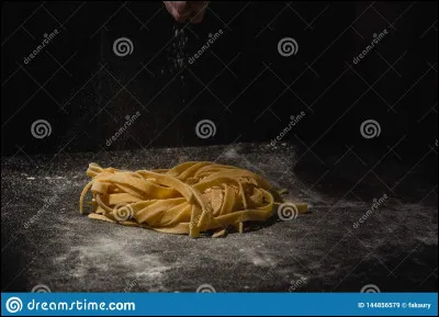 Comment se nomment les pâtes qui ressemblent à des spaghettis creux et épais ?