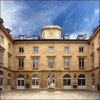 Quelle acad&eacute;micienne a &eacute;t&eacute; la premi&egrave;re femme professeure au Coll&egrave;ge de France ?