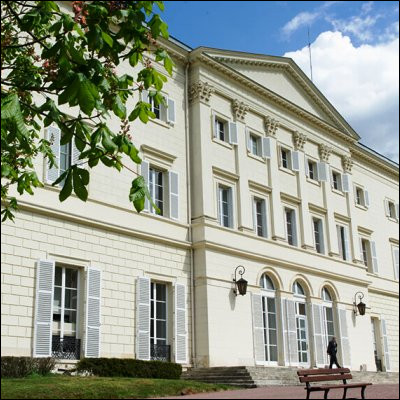 Quelle grande école française, fondée en 1881 par Gustave Roy, se situe à Jouy-en-Josas ?