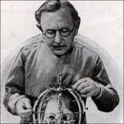 De quel produit cosm&eacute;tique Max Factor sortit-il la premi&egrave;re version tout public, "Pan Cake", dans les ann&eacute;es 1930 ?