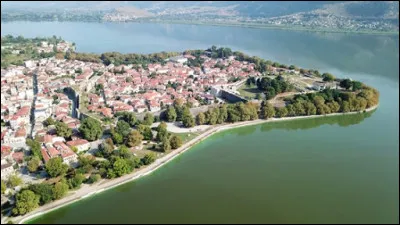 Ioannina, peupl&eacute;e de 65 000 habitants, est une ville de / du ...
