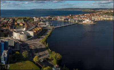 J&ouml;nk&ouml;ping, peupl&eacute;e de 84 000 habitants, est une ville d'/du/de ...