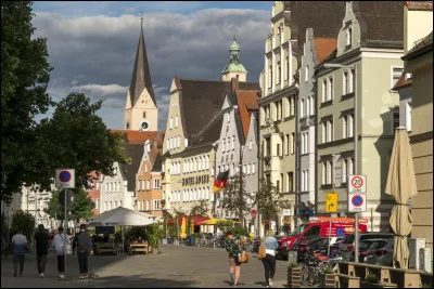 Ville allemande 130 000, situ&eacute;e en Bavi&egrave;re, au bord du Danube :