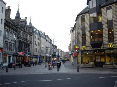 Ville de 60 000 habitants du nord-est de l'&Eacute;cosse, situ&eacute;e &agrave; l'embouchure de la rivi&egrave;re Ness :