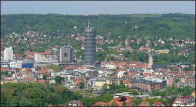 Ville allemande de 100 000 habitants, situ&eacute;e en Thuringe, dans la vall&eacute;e de la Saale :