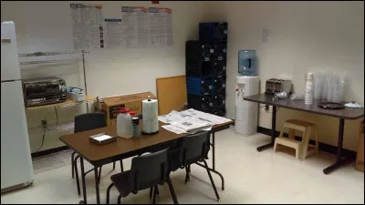 L'ensemble du personnel peut se retrouver dans cette salle pour souffler un moment. Ceci est la salle...