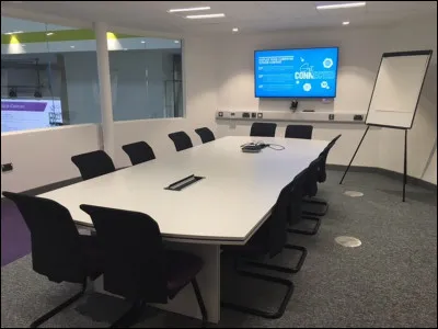 Les réunions sont organisées en ce lieu. Combien de personnes peuvent s'y assoir ?