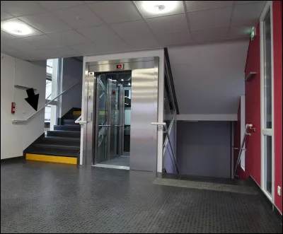 Passons maintenant aux étages via les escaliers ou l'ascenseur. Quelle est la chose indiquée par la flèche ?