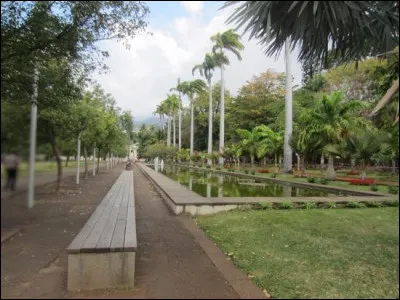 Dans la cour, maintenant, nous avons un magnifique espace pour que nos aînés puissent profiter du beau temps. Sur cette photographie, quel est le nom de ce parc ?