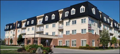 Ceci est le bâtiment principal. Qu'est-il est écrit sur la zone indiquée par la flèche ?