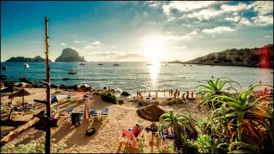 Finissons sur une note festive. Ibiza, île bien connue des fêtards, fait partie de quel pays ?