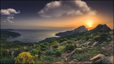 La Corse, située en mer Méditerranée, est une île faisant partie de quel pays ?