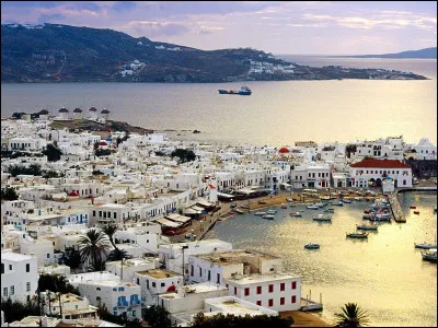 Également très appréciée par les touristes, où est située Mykonos ?