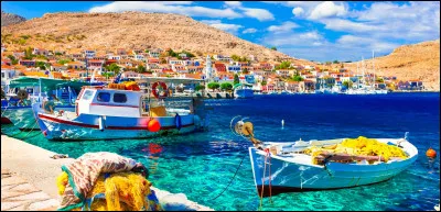 20 fois moins peuplée, l'Eubée appartient à quel pays ?