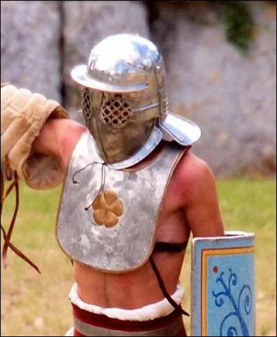 Dans l'ancienne coutume, quel nom portait l'élévation de terre destinée à séparer deux héritages ?