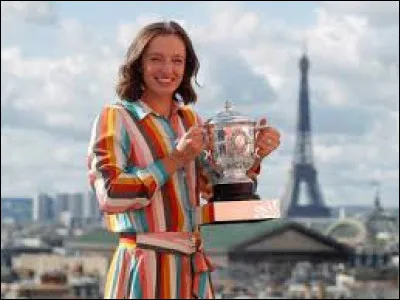 De quel pays est originaire la joueuse de tennis Iga Swiatek qui a remporté "Roland-Garros 2020" dans la catégorie "simple dames" ?