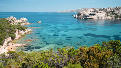 La Sardaigne est la deuxième plus grande île de la mer Méditerranée. C'est également une région autonome au statut spécial. À quel pays est-elle rattachée ?