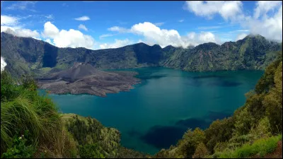 Lombok est une grande île volcanique dont la dernière éruption a eu lieu en 1257. Où est-elle située ?