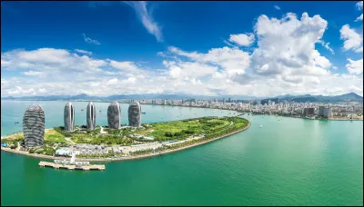 Hainan, également surnommée « la queue du dragon », est une île tropicale et destination touristique très prisée. Où est-elle située ?