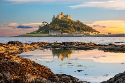 Le St Michael's Mount est une île de forme pyramidale accessible à marée basse. À quel pays appartient-elle ?