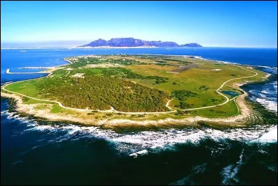 Robben Island est une île connue pour avoir été utilisée comme prison. De quel pays fait-elle partie ?