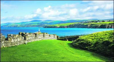 L'île de Man, connue pour accueillir des courses de motos sur routes publiques, est un territoire de quel pays ?