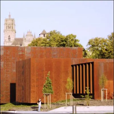 Quel mus&eacute;e de Rodez est principalement d&eacute;di&eacute; &agrave; un peintre abstrait c&eacute;l&egrave;bre pour son usage du noir ?