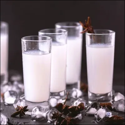 Quel alcool grec est un alcool neutre m&eacute;lang&eacute; &agrave; des aromates ?