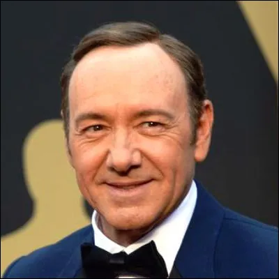 Dans quel film critique de la soci&eacute;t&eacute; am&eacute;ricaine Kevin Spacey joue-t-il un p&egrave;re de famille attir&eacute; par la meilleure amie de sa fille ?