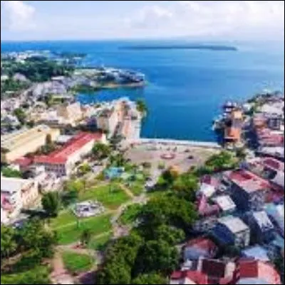 Quelle commune de Guadeloupe, qui est la destination de la Route du Rhum, s'appelait Port-la-Libert&eacute; pendant la R&eacute;volution fran&ccedil;aise ?