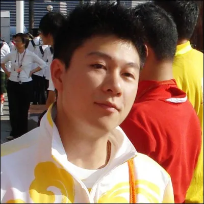 Sur quel agr&egrave;s, sur lequel on ex&eacute;cute des &eacute;querres et des soleils, le Chinois Li Xiaopeng a-t-il remport&eacute; deux titres olympiques et deux titres mondiaux ?