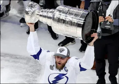 Quelle équipe de hockey sur glace remporte le 28 septembre 2020 la Stanley Cup ?