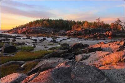 À quel pays l'île de Ki, entourée par la mer Blanche, appartient-elle ?