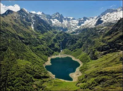 Oô est une commune pyrénéenne de l'arrondissement de Saint-Gaudens. Dans quel département se situe-t-elle, de même que le lac auquel elle donne son nom ?