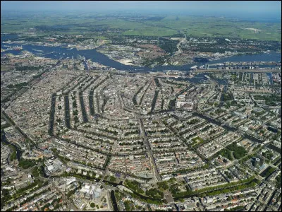 Quelle capitale européenne s'étend de part et d'autre d'un lac, reliquat d'une ancienne baie, nommé IJ ?