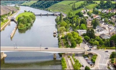 Quel fleuve marque la triple fronti&egrave;re France - Luxembourg - Allemagne en passant &agrave; Schengen ?